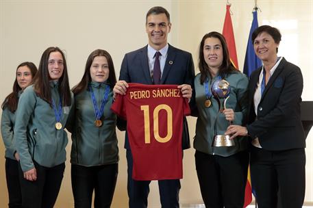6/02/2019. Sánchez recibe a la Selección Femenina de Fútbol Sub-17. El presidente del Gobierno, Pedro Sánchez, junto a varias integrantes de...