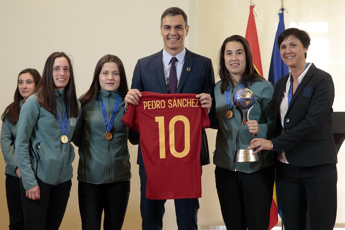 6/02/2019. Sánchez recibe a la Selección Femenina de Fútbol Sub-17. El presidente del Gobierno, Pedro Sánchez, junto a varias integrantes de...