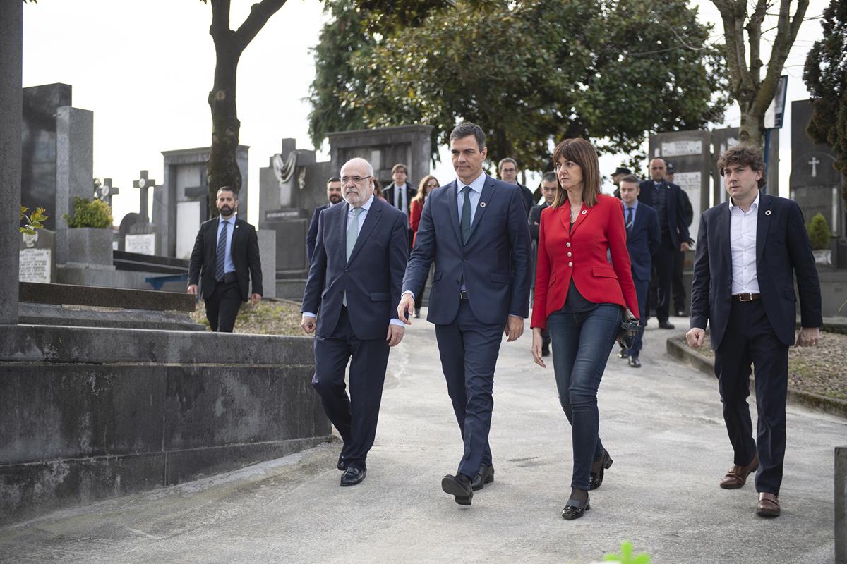 6/03/2019. Pedro Sánchez visita San Sebastián y Bilbao. El presidente del Gobierno, Pedro Sánchez, se dirige a la tumba de la política y esc...