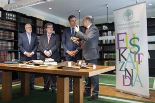 Pedro Sánchez, durante la visita a la biblioteca de la Euskaltzaindia, la Real Academia de la Lengua Vasca