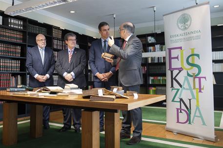 6/03/2019. Pedro Sánchez visita San Sebastián y Bilbao. El presidente del Gobierno, Pedro Sánchez, en un momento de su visita a la bibliotec...