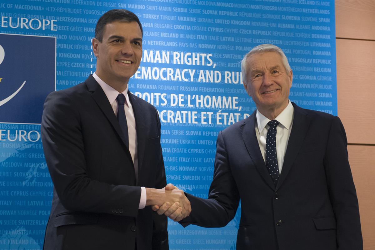 7/02/2019. Sánchez visita el Consejo de Europa y el Tribunal Europeo de Derechos Humanos. El presidente del Gobierno, Pedro Sánchez, saluda ...