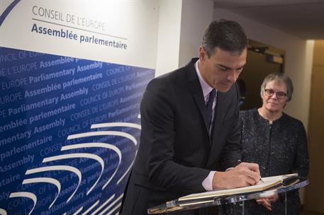 7/02/2019. Sánchez visita el Consejo de Europa y el Tribunal Europeo de Derechos Humanos. El presidente del Gobierno, Pedro Sánchez, firma e...