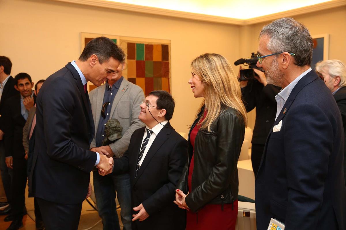 11/02/2019. Pedro Sánchez recibe al equipo de la película 'Campeones'. El presidente del Gobierno, Pedro Sánchez, saluda a los actores prota...