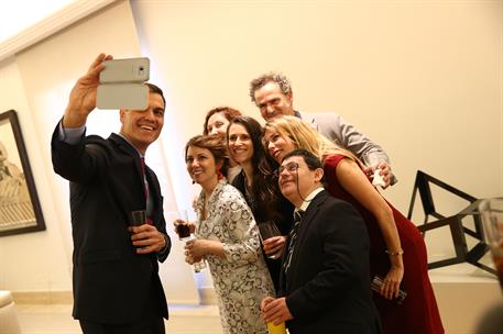 11/02/2019. Pedro Sánchez recibe al equipo de la película 'Campeones'. El presidente del Gobierno, Pedro Sánchez, se hace un selfie con vari...