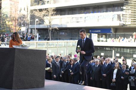 11/03/2019. Sánchez preside el acto conmemorativo del XV aniversario del 11-M. El presidente del Gobierno, Pedro Sánchez, durante la ofrenda...