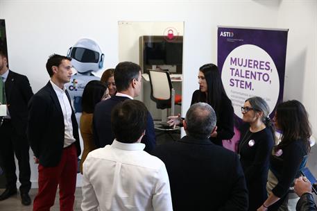 13/03/2019. Pedro Sánchez visita la empresa ASTI. El presidente del Gobierno, Pedro Sánchez, durante su visita a la empresa Automatismos y S...