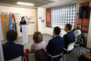 El presidente y el resto de autoridades siguen la intervención de Yoanna Magdalena Benavente, coordinadora de la Red de Casas