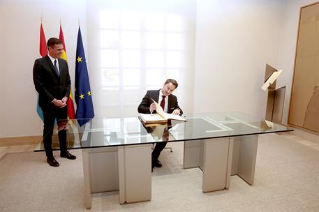 14/02/2019. Pedro Sánchez recibe al primer ministro de Luxemburgo, Xavier Bettel. El primer ministro de Luxemburgo, Xavier Bettel, firma en ...