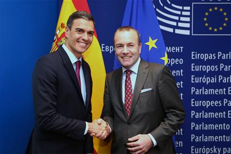 16/01/2019. Pedro Sánchez interviene ante el Pleno del Parlamento Europeo. El presidente del Gobierno, Pedro Sánchez, saluda al eurodiputado...
