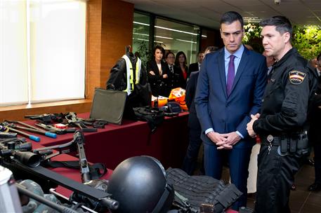 18/02/2019. Sánchez visita el nuevo Centro de Mando y Seguridad de La Moncloa. El presidente del Gobierno, Pedro Sánchez, junto a un Policía...