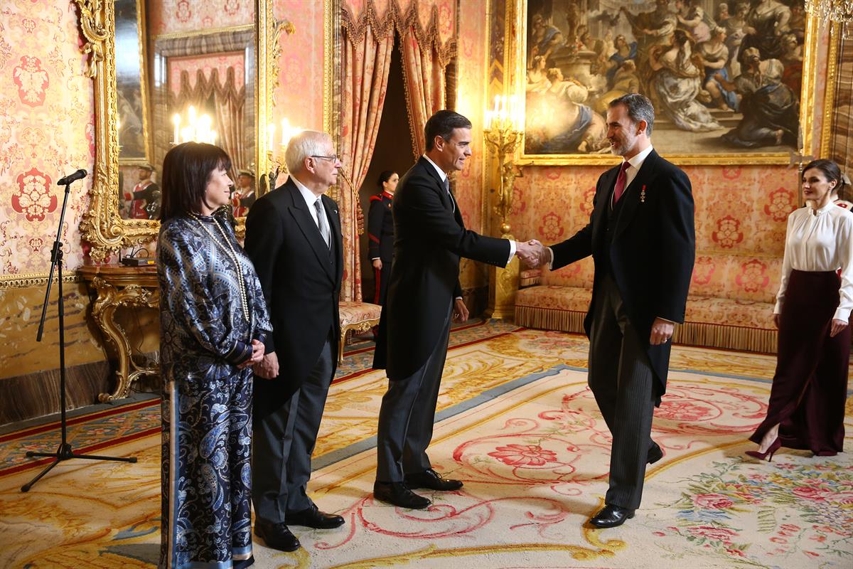 22/01/2019. Pedro Sánchez asiste a la recepción al Cuerpo Diplomático. El rey Felipe VI saluda al presidente del Gobierno, Pedro Sánchez, el...