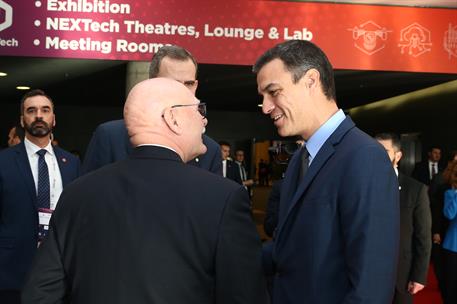 25/02/2019. Sánchez asiste a la inauguración del Mobile World Congress. El presidente del Gobierno, Pedro Sánchez, saluda a John Hoffman, di...