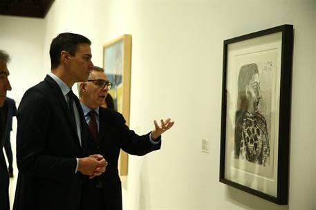25/03/2019. Viaje del presidente del Gobierno a Málaga. El presidente del Gobierno, Pedro Sánchez, contempla una de las obras del Museo Pica...