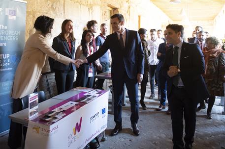 26/03/2019. El presidente del Gobierno visita Salamanca. El presidente del Gobierno, Pedro Sánchez, saluda a un grupo de jóvenes emprendedor...