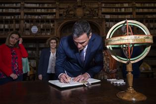 El presidente del Gobierno, Pedro Sánchez, firma en el libro de honor de biblioteca de la Universidad de Salamanca