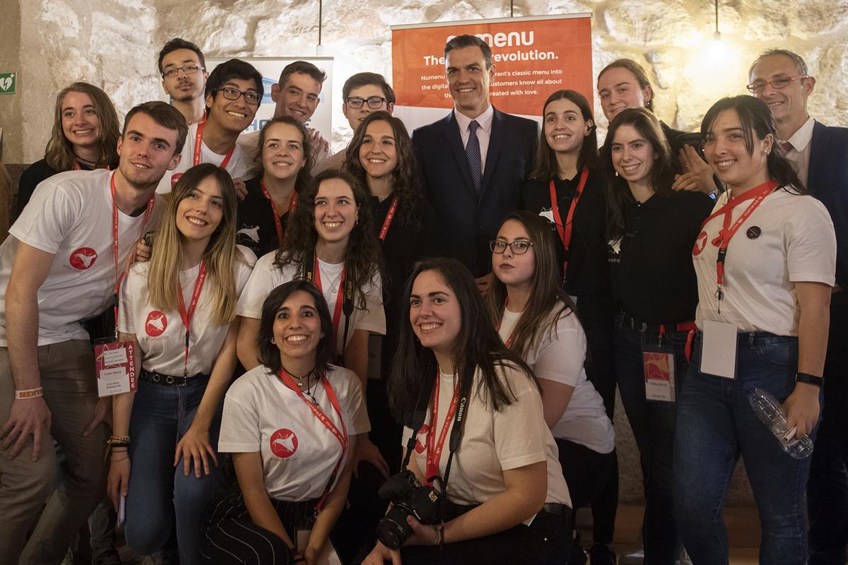 26/03/2019. Pedro Sánchez visita Salamanca. El presidente del Gobierno, Pedro Sánchez, junto a un grupo de jóvenes emprendedores.