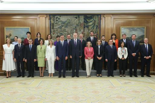 21/11/2023. Act of promise of the new ministers. Photo of King Felipe VI with the President of the Government, Pedro Sánchez, and the minist...