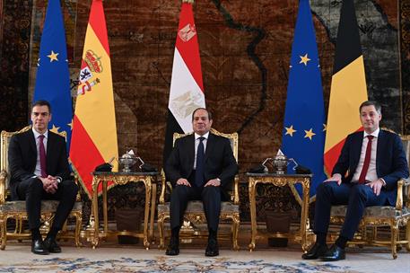 24/11/2023. Viaje del presidente del Gobierno a Egipto. El presidente del Gobierno, Pedro Sánchez, mantiene un encuentro, junto al primer mi...