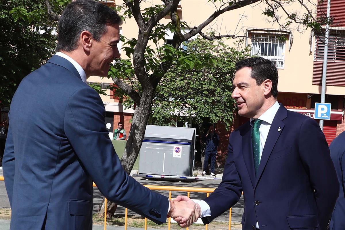 8/04/2024. El presidente del Gobierno visita Sevilla. El presidente del Gobierno, Pedro Sánchez, es recibido por el presidente de la Junta d...