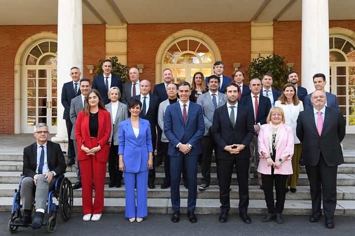 11/04/2024. Pedro Sánchez se reúne con representantes del sector de la vivienda. Foto de familia del presidente del Gobierno, Pedro Sánchez,...