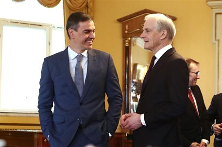 12/04/2024. Pedro Sánchez viaja a Noruega. El presidente del Gobierno, Pedro Sánchez, y el ministro del Reino de Noruega, Jonas Gahr Støre, conversan.