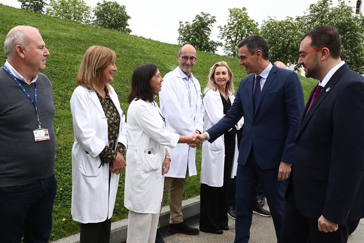 15/04/2024. Pedro Sánchez visita el Hospital Universitario Central de Asturias. El presidente del Gobierno, Pedro Sánchez, a su llegada al H...