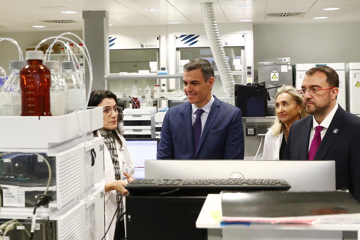 15/04/2024. Pedro Sánchez visita el Hospital Universitario Central de Asturias. El presidente del Gobierno, Pedro Sánchez, durante su visita...