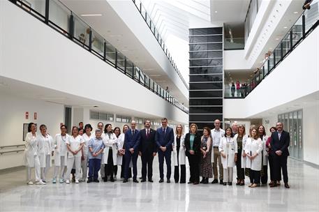 15/04/2024. Pedro S&#225;nchez visita el Hospital Universitario Central de Asturias. Foto de familia de la visita del presidente del Gobierno, Pe...