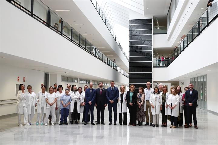 15/04/2024. Pedro Sánchez visita el Hospital Universitario Central de Asturias. Foto de familia de la visita del presidente del Gobierno, Pe...