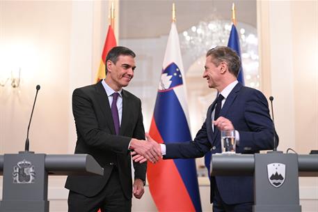 16/04/2024. Pedro S&#225;nchez viaja a Eslovenia. El presidente del Gobierno, Pedro S&#225;nchez, y el primer ministro de Eslovenia, Robert Golob, se saludan.