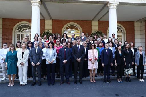 16/04/2024. Pedro Sánchez chairs the extraordinary plenary session of the National Observatory on Violence against Women. Family photo of th...