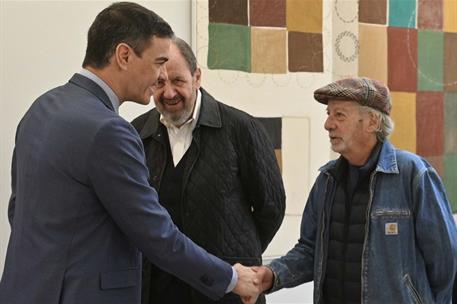 25/03/2024. Pedro Sánchez se reúne con representantes del sector artístico. El presidente del Gobierno, Pedro Sánchez, saluda a representant...
