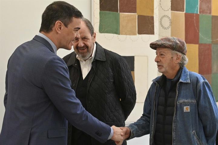 25/03/2024. Pedro Sánchez se reúne con representantes del sector artístico. El presidente del Gobierno, Pedro Sánchez, saluda a representant...