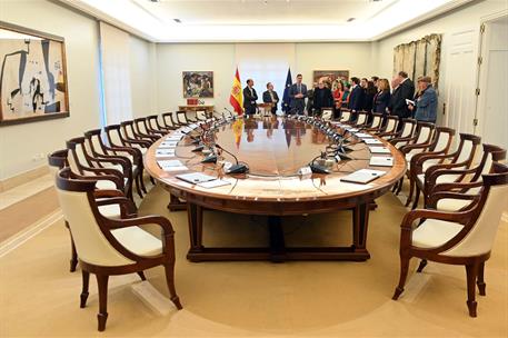 25/03/2024. Pedro Sánchez se reúne con representantes del sector artístico. El presidente del Gobierno, Pedro Sánchez, acompaña a representa...