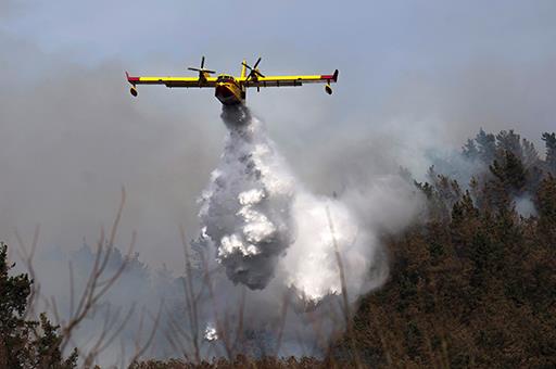 Un hidroavión durante las tareas de extinción de un incendio declarado en Cantabria