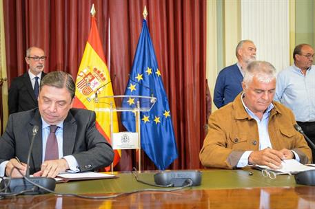 El ministro Planas y el coordinador estatal de Unión de Uniones de Agricultores y Ganaderos, Luis Cortés, firman el acuerdo