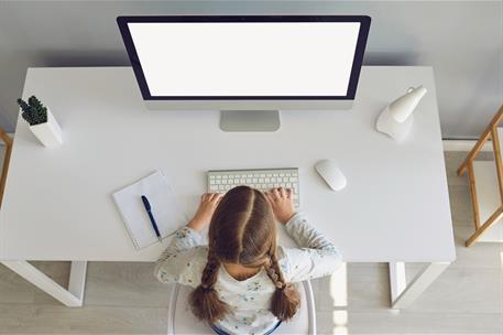 10/11/2023. Protección de los menores en Internet. Una niña utiliza un ordenador.
