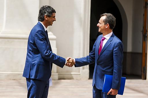 El ministro Pedro Duque saluda al ministro de Ciencia, Tecnología, Conocimiento e Innovación de Chile, Andrés Couve