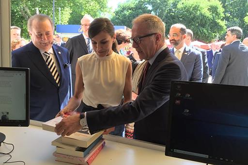 El ministro de Cultura acompaña a la Reina durante la inauguración de la Feria del Libro de Madrid 