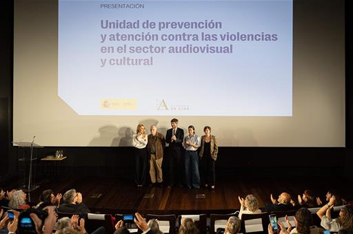 El ministro de Cultura, Ernest Urtasun, y el presidente de la Academia de Cine, Fernando Méndez-Leite, en el acto 