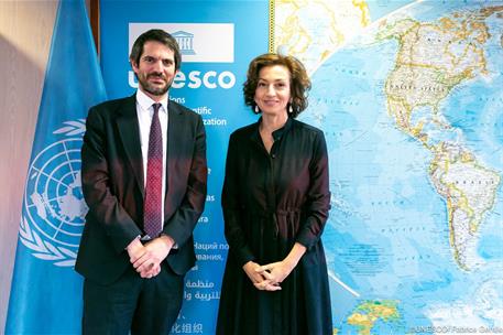 El ministro de Cultura, Ernest Urtasun, y lla directora general de la Unesco, Audrey Azoulay, en París.