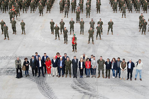 Margarita Robles junto a la delegación española y los soldados españoles