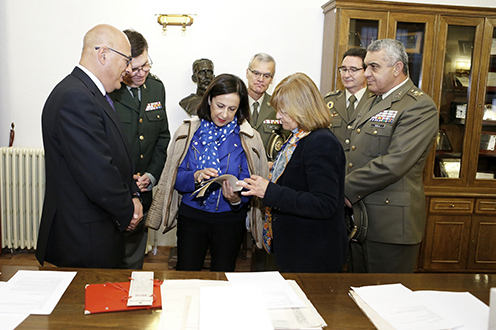 Margarita Robles durante su visita al archivo