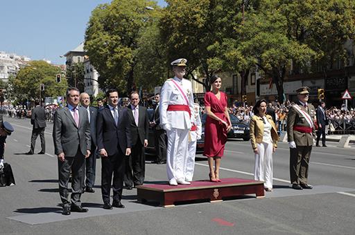 Los Reyes presiden los actos centrales del Día de las FAS en Sevilla