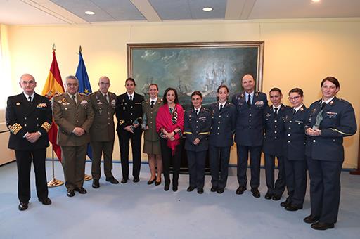 Ministra de Defensa junto a las siete mujeres galardonadas.