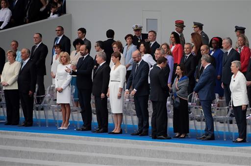 El presidente francés saluda a la ministra española de Defensa en funciones