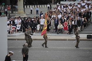 Bandera española en el desfile militar del 14 de julio