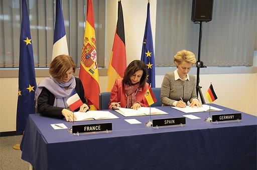 La ministra Margarita Robles firma el documento junto a sus homológas francesa y alemana