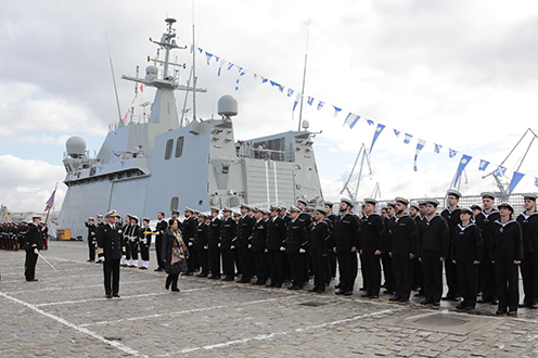La ministra de Defensa pasa revista a las tropas durante el acto de entrega del buque 'Furor'